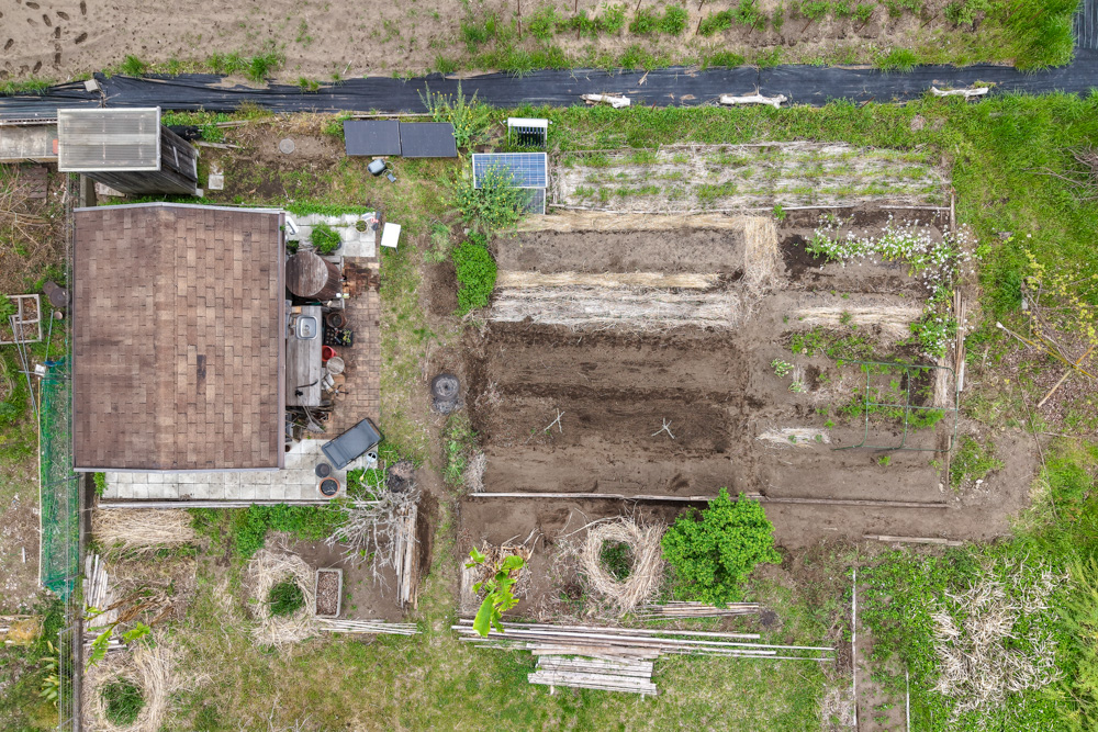 夏野菜の準備　小屋横の区画を整える