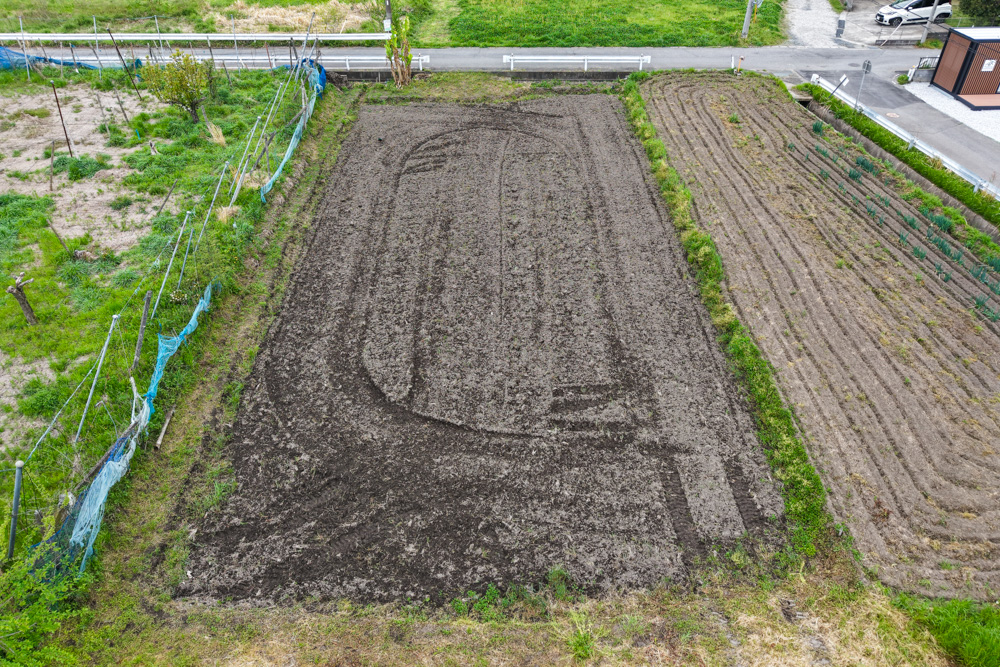 夏野菜の準備　小屋横の区画を整える
