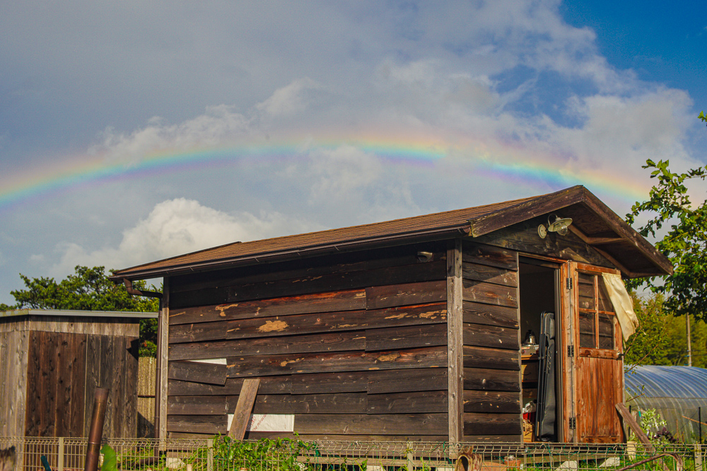 秋分の日 小屋に虹がかかる
