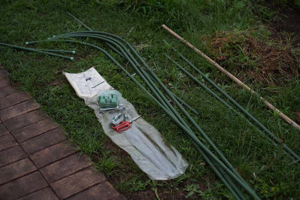ゴーヤの植え付けと田んぼの草刈り　雨よけハウスをゲットしてネットを張る