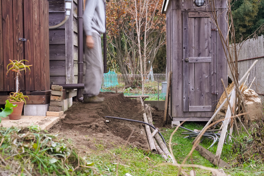 小屋の土留補修 DAY2　小屋裏のドクダミの根っこを取り除く