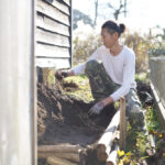 小屋の土留補修 DAY3　小屋横のドクダミの根っこを取り除く