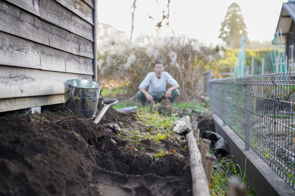 小屋の土留補修 DAY3　小屋横のドクダミの根っこを取り除く