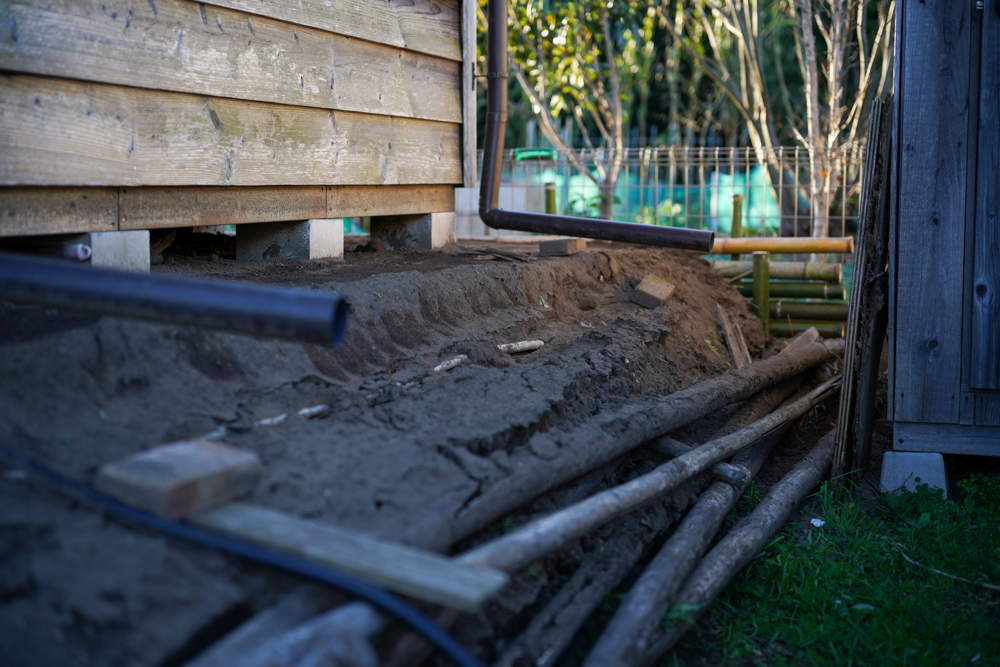 小屋の土留補修 DAY5　側面の補修作業完了！ 〜 竹の土留の作り方
