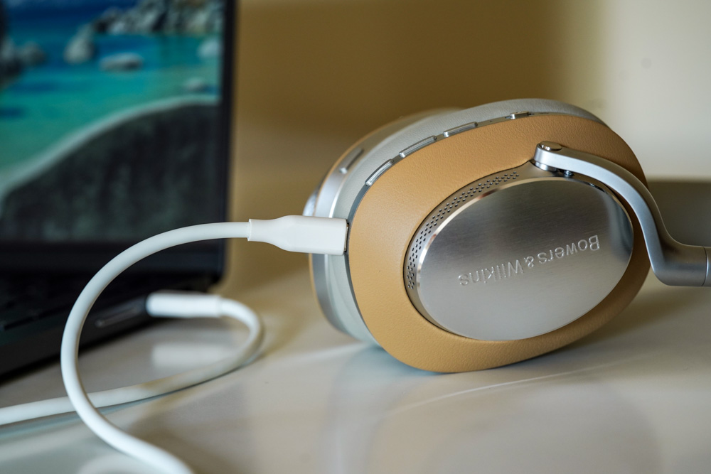 iPhoneの音質が格段に上がる！ aptX/LDACトランスミッター「Questyle QCC Dongle Pro」＋「Bowers & Wilkins Px8」でハイレゾ化