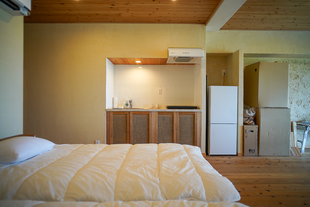 沖縄ワーケーションルームリノベーション　ベッドが完成したお部屋のルームツアー　導入したインテリア用品と住空間に自然素材を使う意味