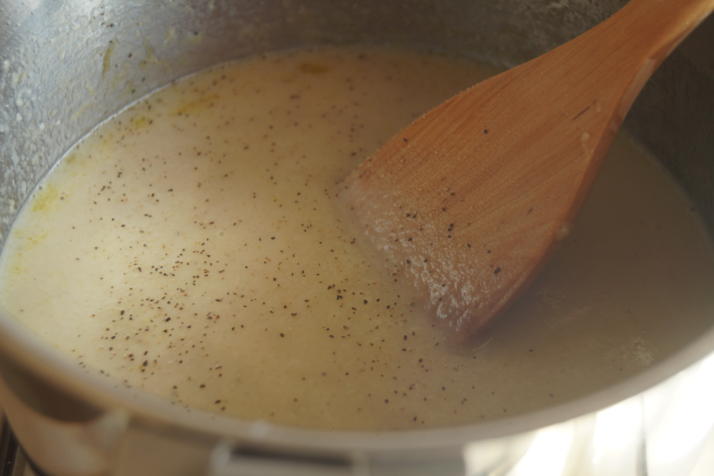 キクイモのポータージュを作る 豆乳をいれて一煮立ち