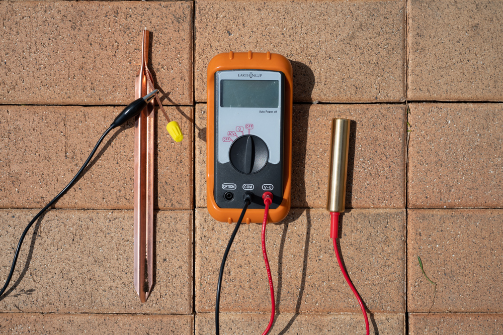 身体に帯電した電気を逃すアーシング　効果を可視化するツール「アーシング用 身体電圧計 帯電・テスター」で身体電圧数値を計測する