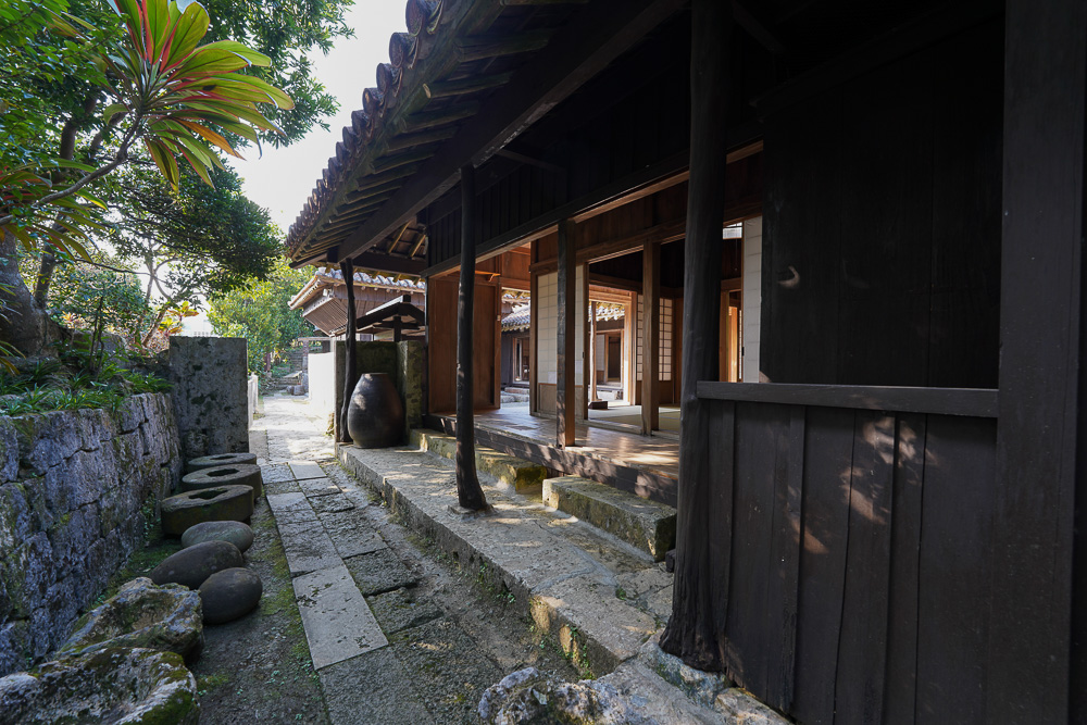 沖縄の伝統的な赤瓦の住宅 中村家住宅　南国の日差しを遮り風が通る住空間