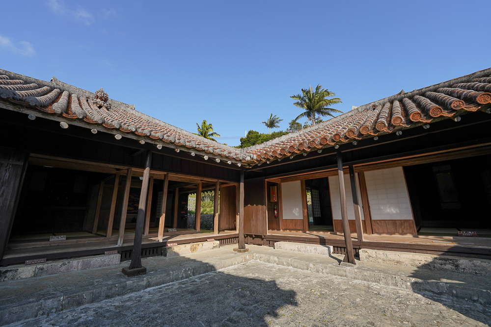 沖縄の伝統的な赤瓦の住宅 中村家住宅