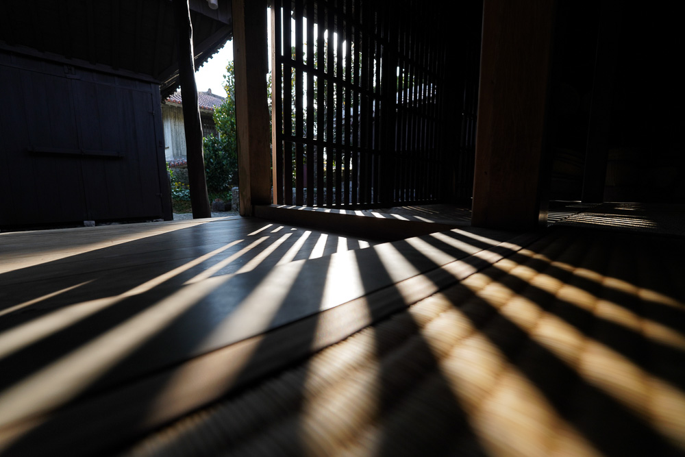 沖縄の伝統的な赤瓦の住宅 中村家住宅　南国の日差しを遮り風が通る住空間