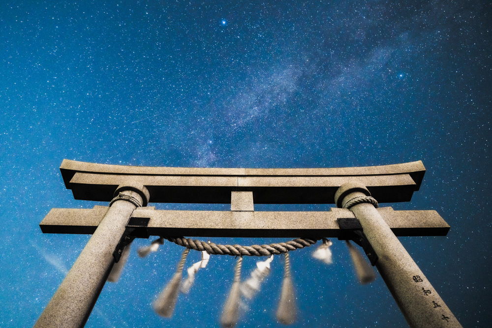 鳥居と天の川ーAIが作ったイメージが溢れる世界で、体感覚を伴ったリアルの世界を楽しむ。これが人類に残された唯一の遊びなのかもしれない