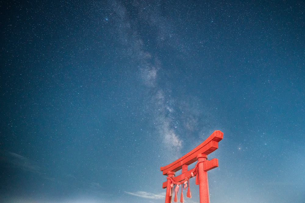 鳥居と天の川ーAIが作ったイメージが溢れる世界で、体感覚を伴ったリアルの世界を楽しむ。これが人類に残された唯一の遊びなのかもしれない