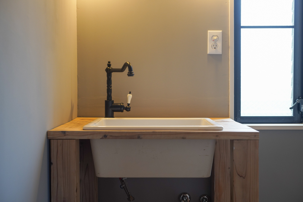 東京自宅の洗面所DIYリノベーション DAY4　足場板とIKEAのシンクと水栓で作った洗面台仮組み、黄ばんだコンセントプレートの塗装