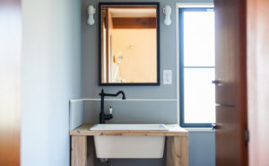 東京自宅の洗面所DIYリノベーション DAY5　水はね用板とハングマンを使った鏡の取付