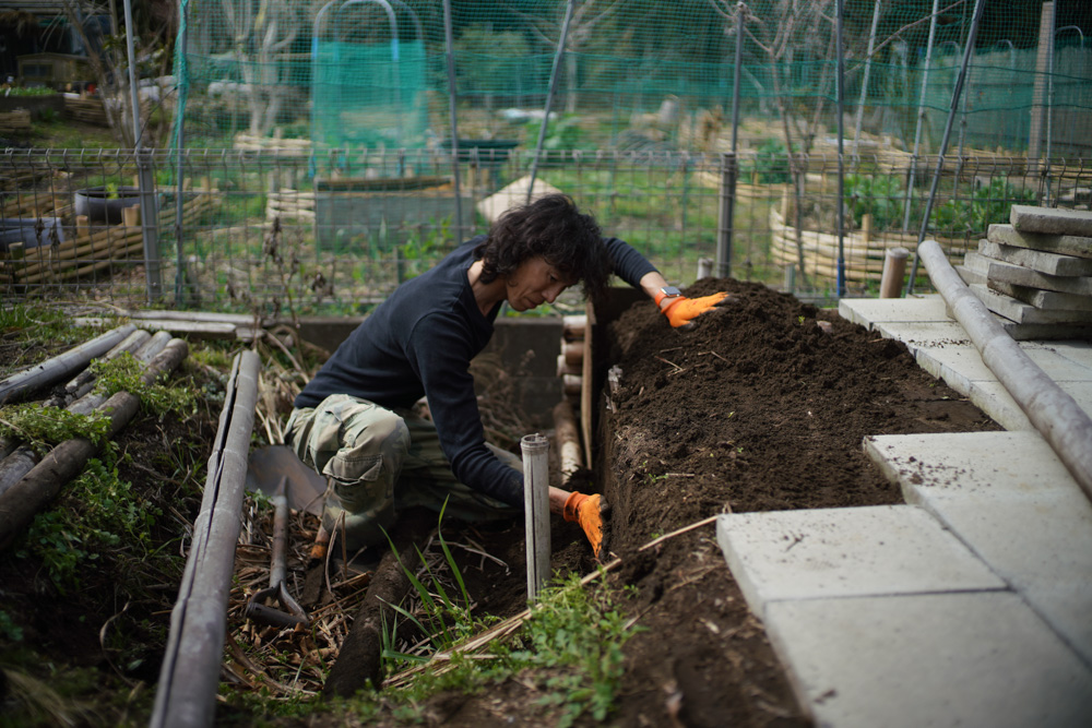 所有することは、メンテナンスすること　小屋の土留め 前面を補修