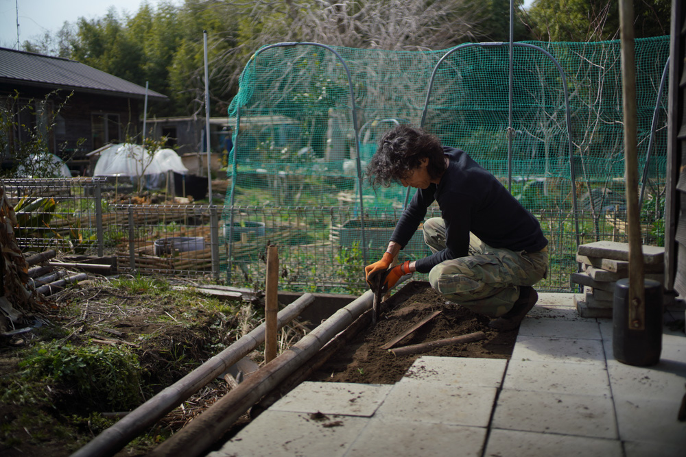 所有することは、メンテナンスすること　小屋の土留め 前面を補修