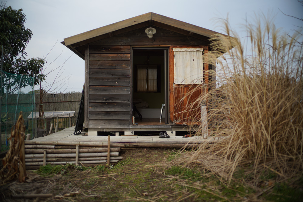 所有することは、メンテナンスすること　小屋の土留め 前面を補修