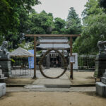 木々に覆われ静謐な空気が漂う神社　成田 小御門神社で夏越の大祓え