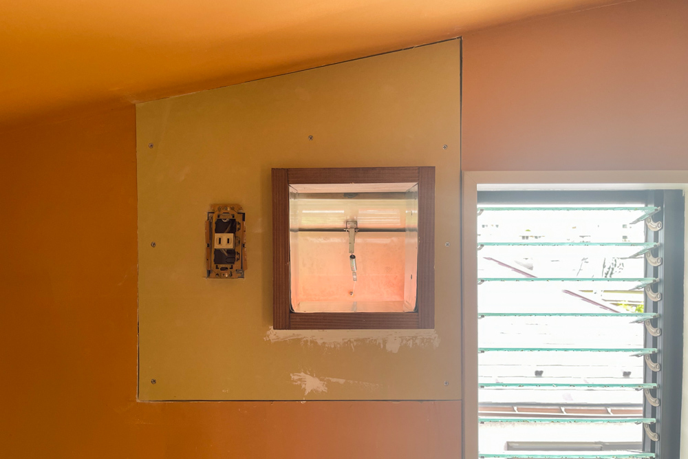 東京自宅 ロフト リノベーションDAY2　石膏ボードのパテ埋め（換気口枠、壁面のクラック補修）・窓枠のやすりがけ