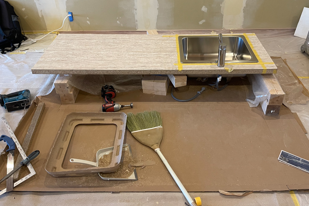 沖縄ワーケーションルームリノベーション　DIYパート DAY14　洗面台とキッチン　 シンクと水栓を取り付けるための加工＋今回のセッション最後の漆喰下地処理