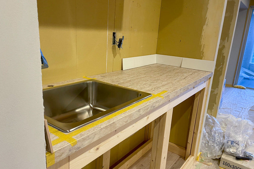 沖縄ワーケーションルームリノベーション　DIYパート DAY14　洗面台とキッチン シンクと水栓の取り付け加工＋今回のセッション最後の漆喰下地処理