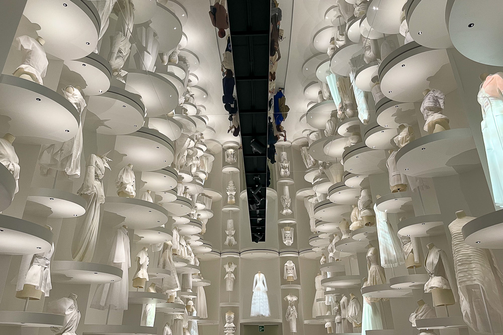 クリスチャン・ディオール、夢のクチュリエ展@東京都現代美術館　歴代デザイナーの作品と写真家 高木由利子のヴィジュアルが建築家 重松象平の空間に浮かび上がりDiorの世界にどっぷり浸かることになる企画展