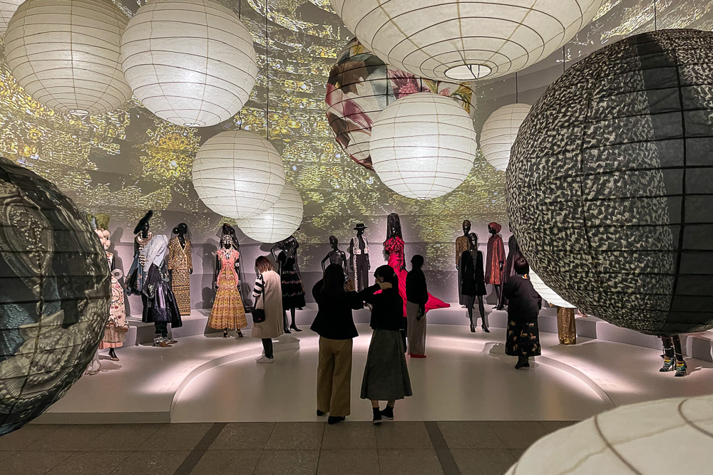 クリスチャン・ディオール、夢のクチュリエ展@東京都現代美術館　歴代デザイナーの作品と写真家 高木由利子のヴィジュアルが建築家 重松象平の空間に浮かび上がりDiorの世界にどっぷり浸かることになる企画展