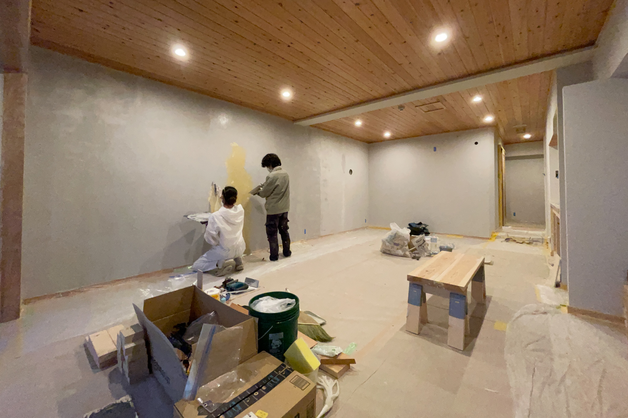 沖縄ワーケーションルームリノベーション　DIYパート DAY18　タイルの目地埋め、ようやく漆喰下地処理完了！