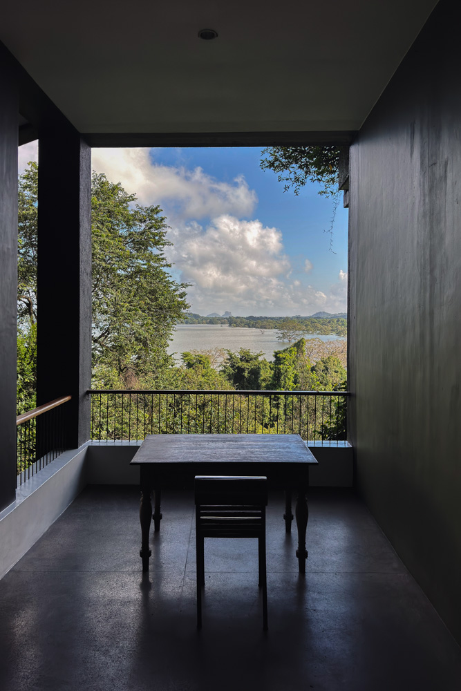 スリランカの密林に佇むジェフリー・バワ設計のホテル ヘリタンス・カンダラマ　Geoffrey Bawa's Heritance Kandalama nestled in the jungles of Sri Lanka