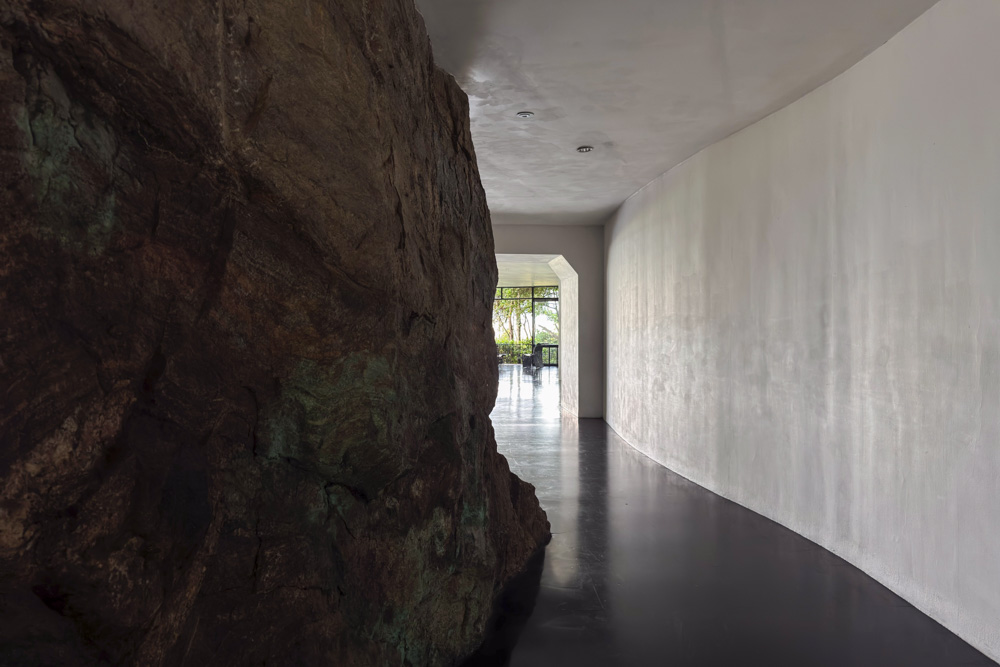 スリランカの密林に佇むジェフリー・バワ設計のホテル ヘリタンス・カンダラマ　Geoffrey Bawa's Heritance Kandalama nestled in the jungles of Sri Lanka