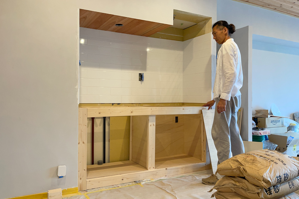 沖縄ワーケーションルームリノベーション　DIYパート DAY19　WEB会議の合間にキッチンの内側を作る＋琉球漆喰と硅砂を混ぜあわせて試し塗り