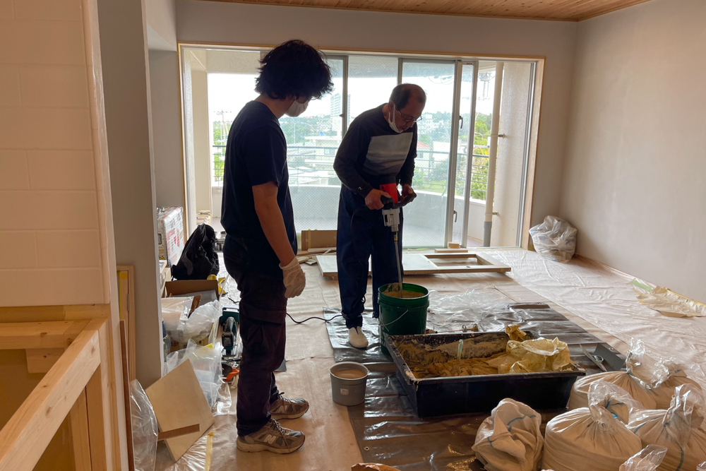 沖縄ワーケーションルームリノベーション　DIYパート DAY20　漆喰塗り始まる＋漆喰マン登場！