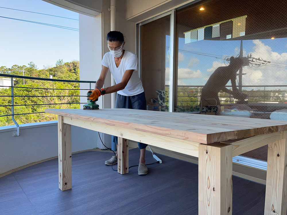 沖縄ワーケーションルームリノベーション　DIYパート DAY41　ベッドフレーム作り 足場板の斜め45度切り、L字金物でフレームの外枠を固定、ベッドとワークデスクにリボス メルドスを塗布