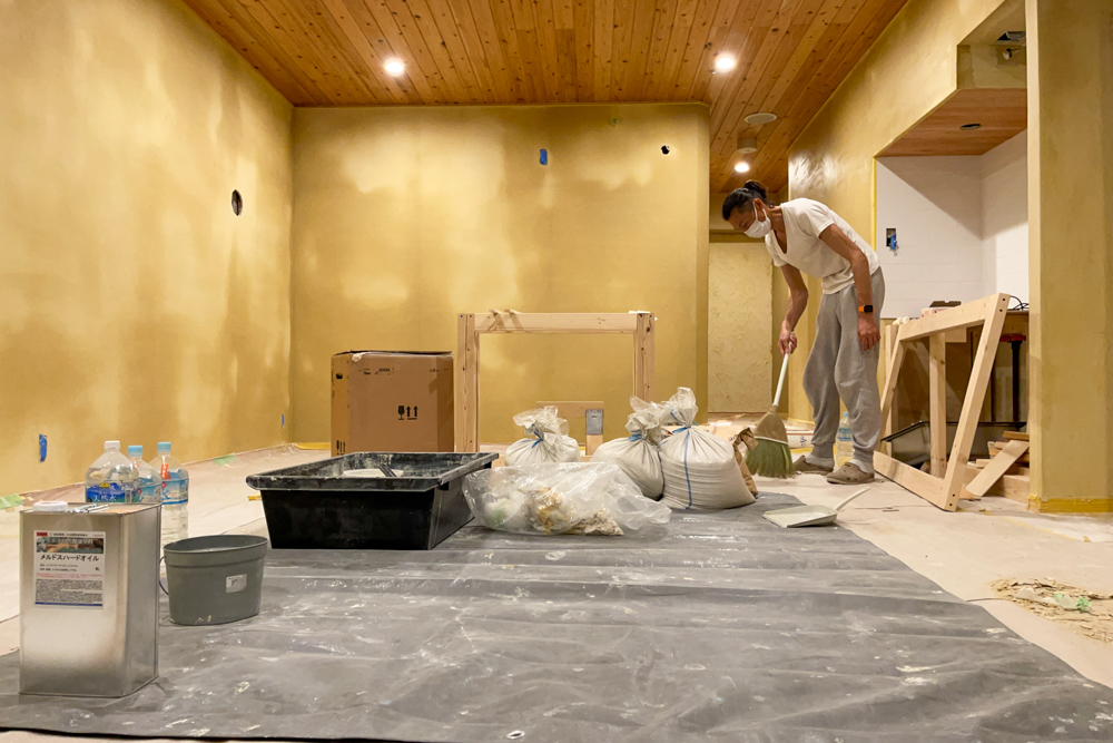 沖縄ワーケーションルームリノベーション　DIYパート DAY22　琉球漆喰塗り 完了！アートか？デザインか？、そして無垢の杉板が姿を現す