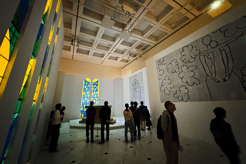 アンリ・マティス展2024 自由なフォルム @国立新美術館　画家、デザイナーの枠を超え3次元空間に自身の世界を創り上げたマティス　ニース郊外にあるロザリオ礼拝堂が再現れています