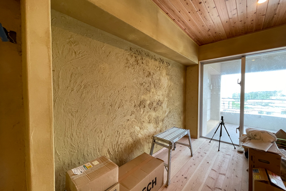 沖縄ワーケーションルームリノベーション　DIYパート DAY23　無垢の杉板フローリングに天然塗料 リボス メルドスを試し塗り