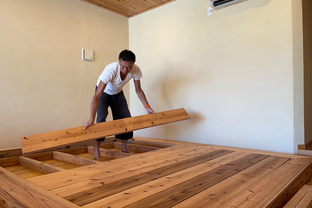 沖縄ワーケーションルームリノベーション　DIYパート DAY43　杉材のローベッドとベッドボードの組み上げ