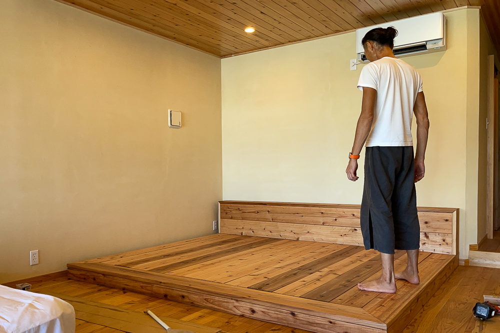 沖縄ワーケーションルームリノベーション　DIYパート DAY43　杉材のローベッドとベッドボードの組み上げ