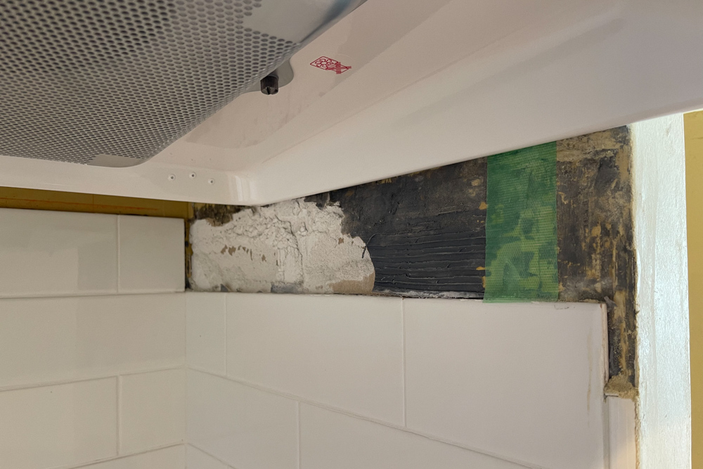沖縄ワーケーションルームリノベーション　DIYパート DAY25　DIYした点検口・分電盤の扉を取り付ける、床を掃除して自然塗料リボスを塗布