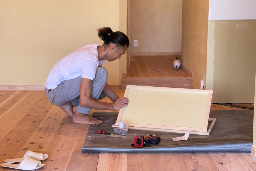 沖縄ワーケーションルームリノベーション　DIYパート DAY25　DIYした点検口・分電盤の扉を取り付ける、床を掃除して自然塗料リボスを塗布