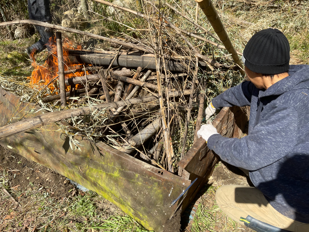 竹を焼いて竹炭を作る