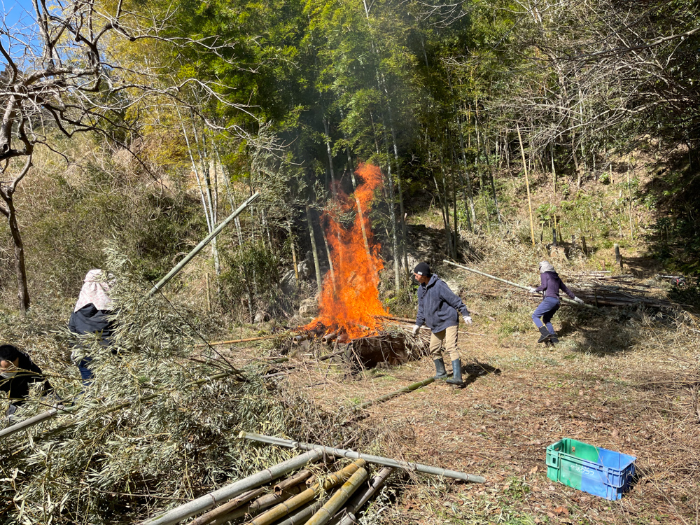 竹を焼いて竹炭を作る