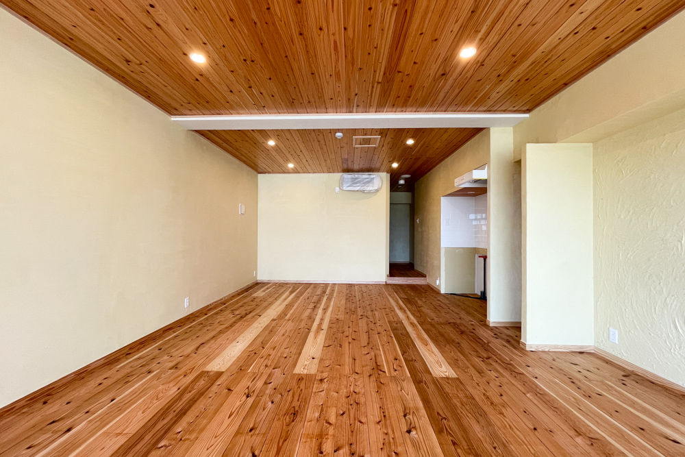 沖縄ワーケーションルームリノベーション　DIYパート DAY26　キッチン換気扇背面の隙間に天井を作る、居室の床面にリボス メルドスを塗布2回目・洗面所にクノスを塗布
