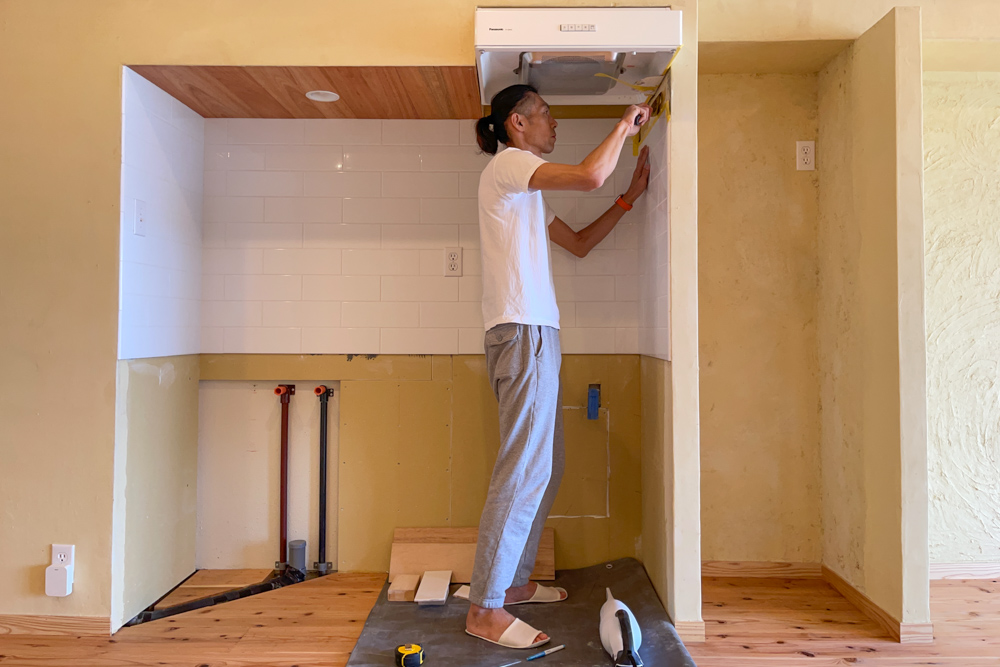 沖縄ワーケーションルームリノベーション　DIYパート DAY26　キッチン換気扇背面の隙間に天井を作る、居室の床面にリボス メルドスを塗布2回目・洗面所にクノスを塗布