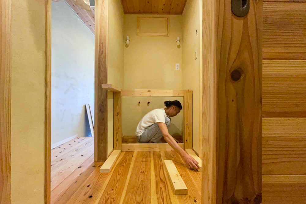 沖縄ワーケーションルームリノベーション　DIYパート DAY27　キッチン台の内側を作る、洗面台の組み立て、キッチン天井にユーカリ化粧板貼り