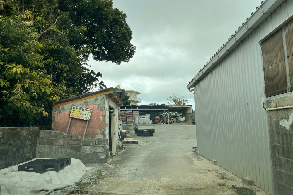 沖縄ワーケーションルーム改装プロジェクト　業者さんとの打ち合わせ、琉球漆喰業者さんを訪ねる、地元ホームセンターを巡る など