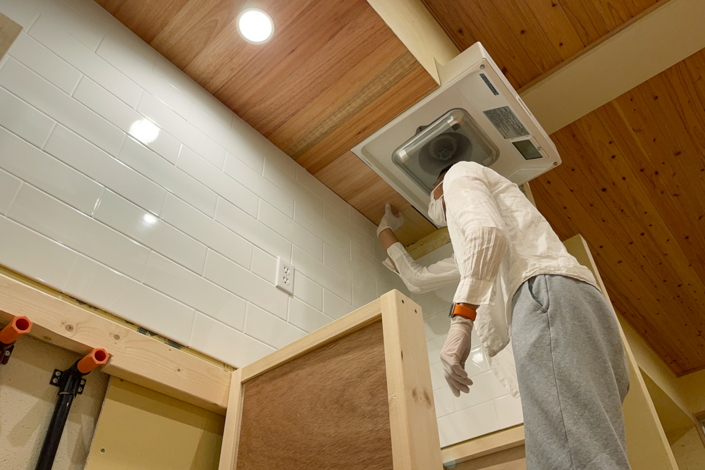 沖縄ワーケーションルームリノベーション　DIYパート DAY27　キッチン台の内側を作る、洗面台の組み立て、キッチン天井にユーカリ化粧板貼り