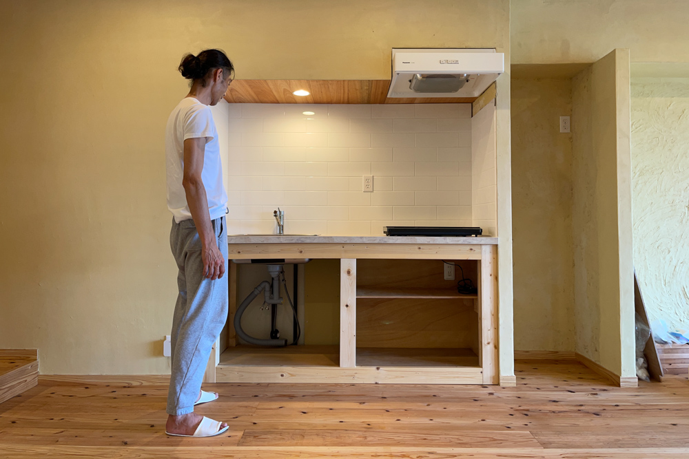 沖縄ワーケーションルームリノベーション　DIYパート DAY28　キッチンが概ね完成、エアコン取り付け完了で電気工事終了、洗面台に棚板を入れる