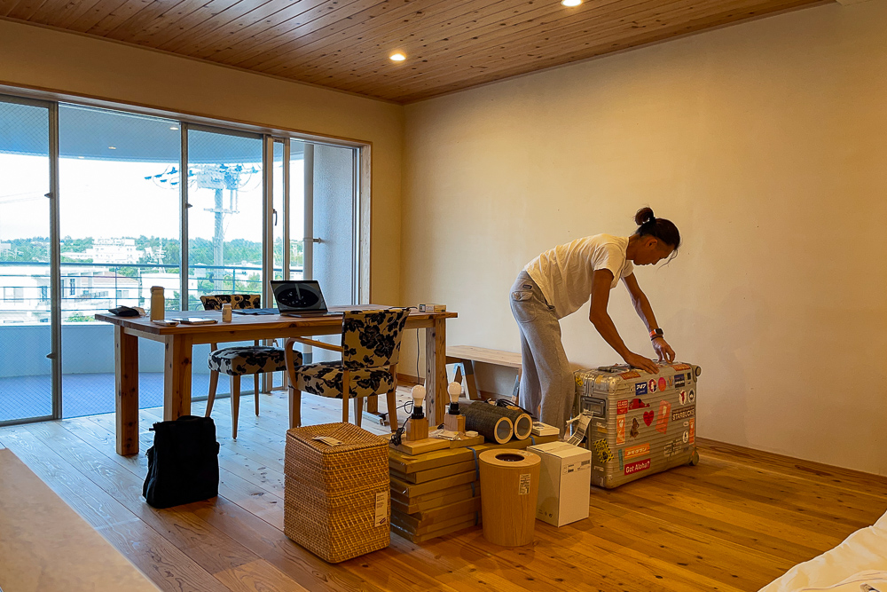 沖縄ワーケーションルームリノベーション　DIYパート DAY45　ベッドメイキングの練習と無印良品 ステンレスシェルフユニット組み立て、ベッドサイドランプ設置